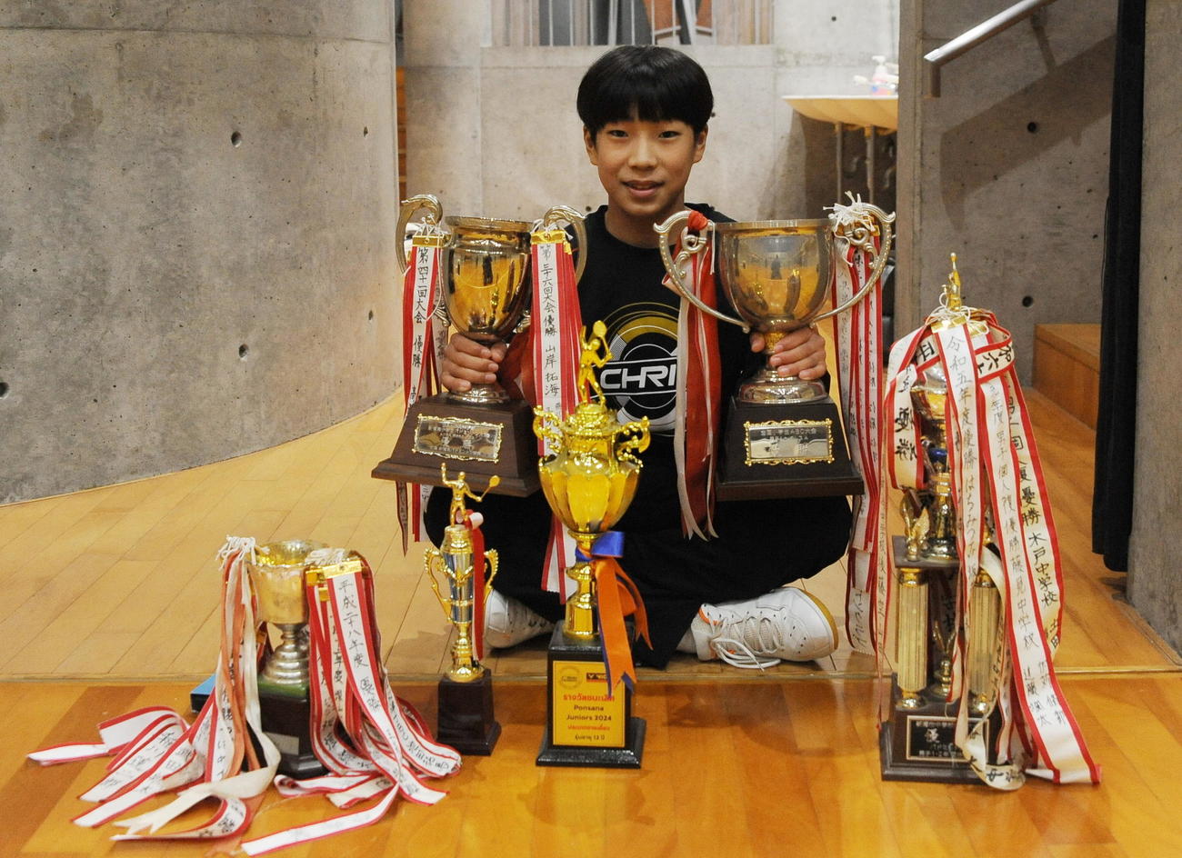 トロフィーを持ち上げる豊栄ジュニア・天野
