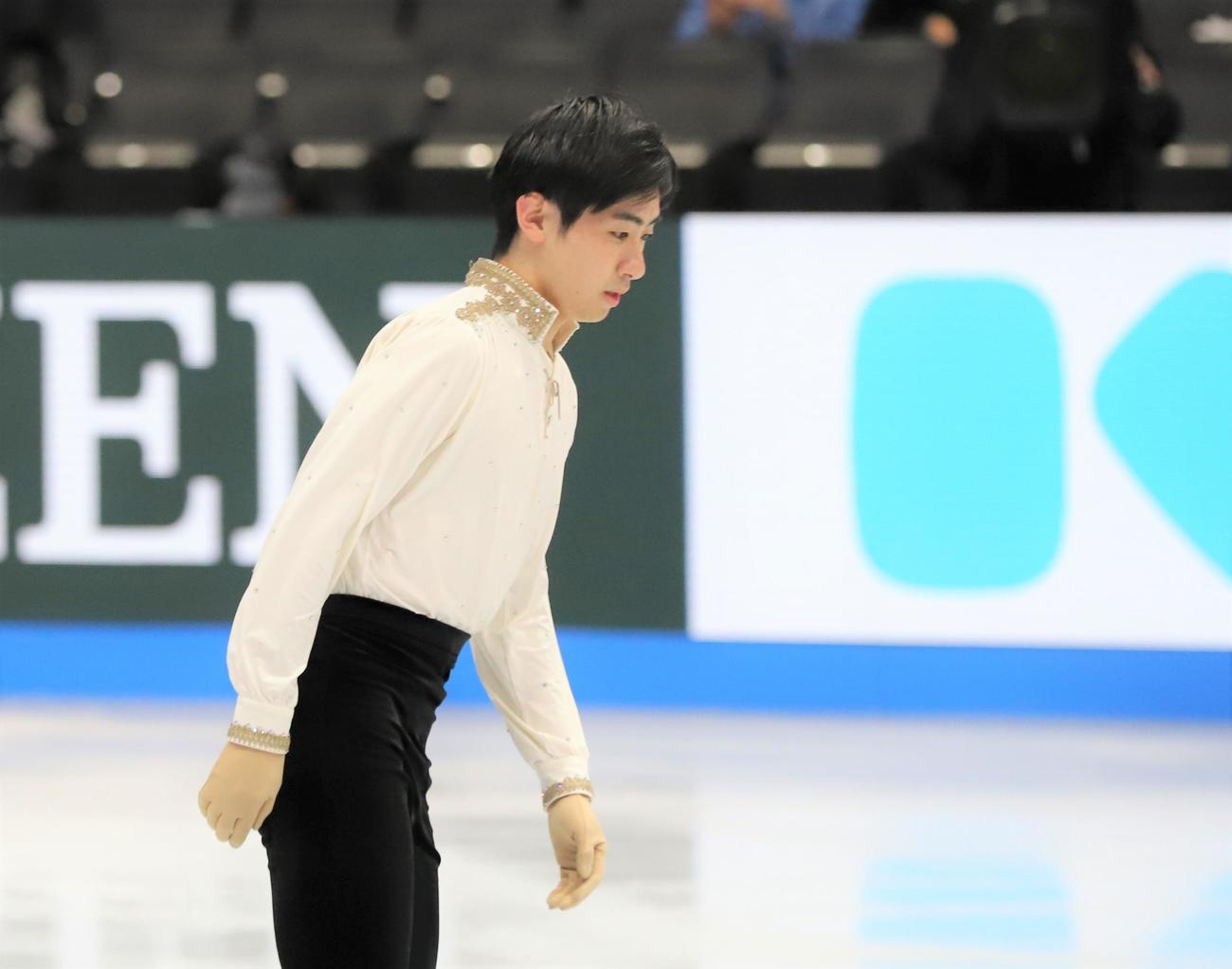 世界選手権男子SPを終えてリンクサイドに引き揚げる壷井達也（撮影・藤塚大輔）