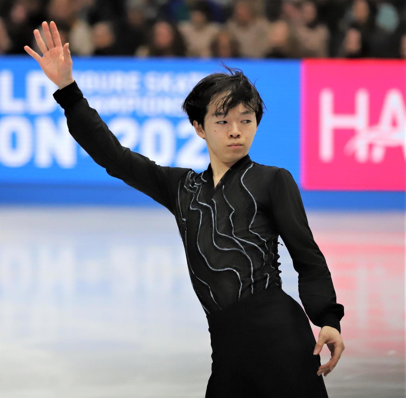 世界選手権男子SPの6分間練習で調整する鍵山優真（撮影・藤塚大輔）