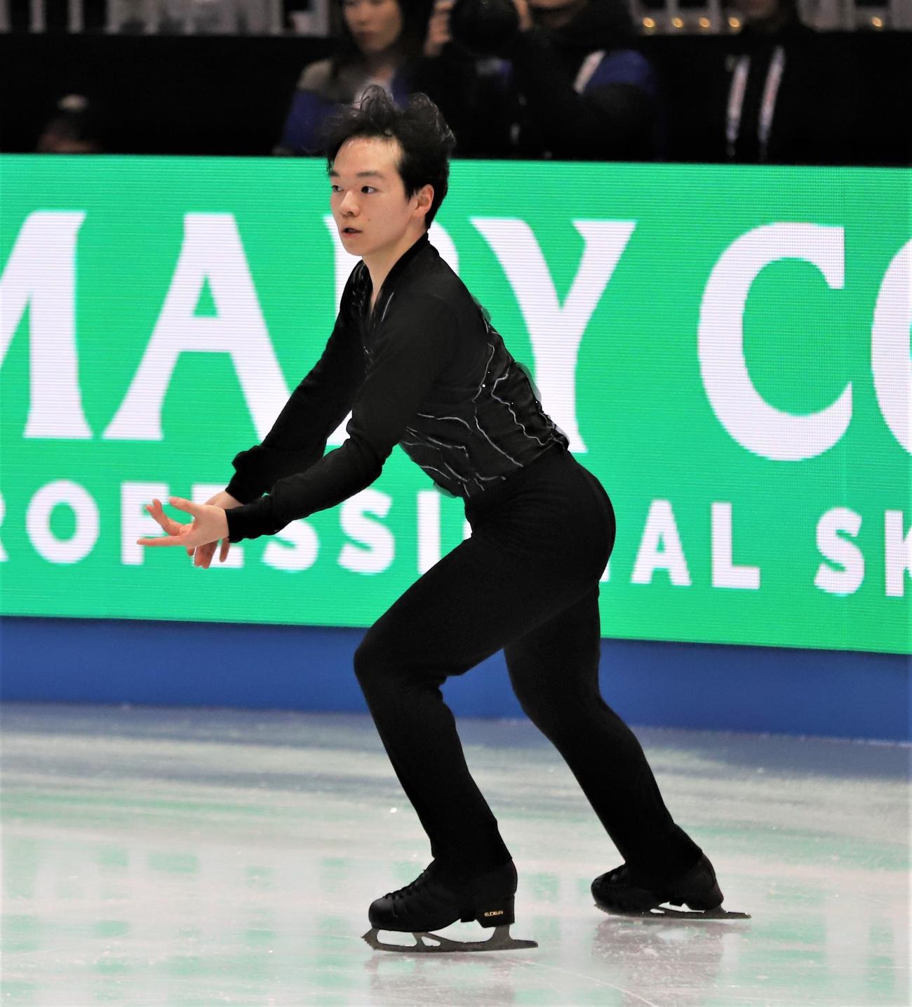 世界選手権男子SPの6分間練習で調整する鍵山優真（撮影・藤塚大輔）