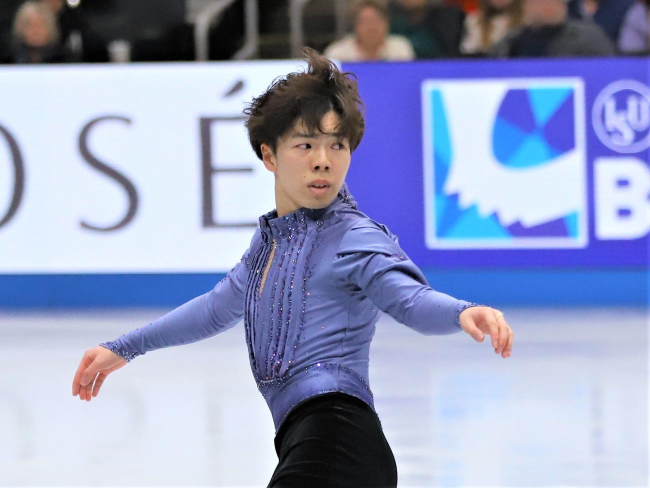 世界選手権男子SPでジャンプの構えに入る佐藤駿（撮影・藤塚大輔）