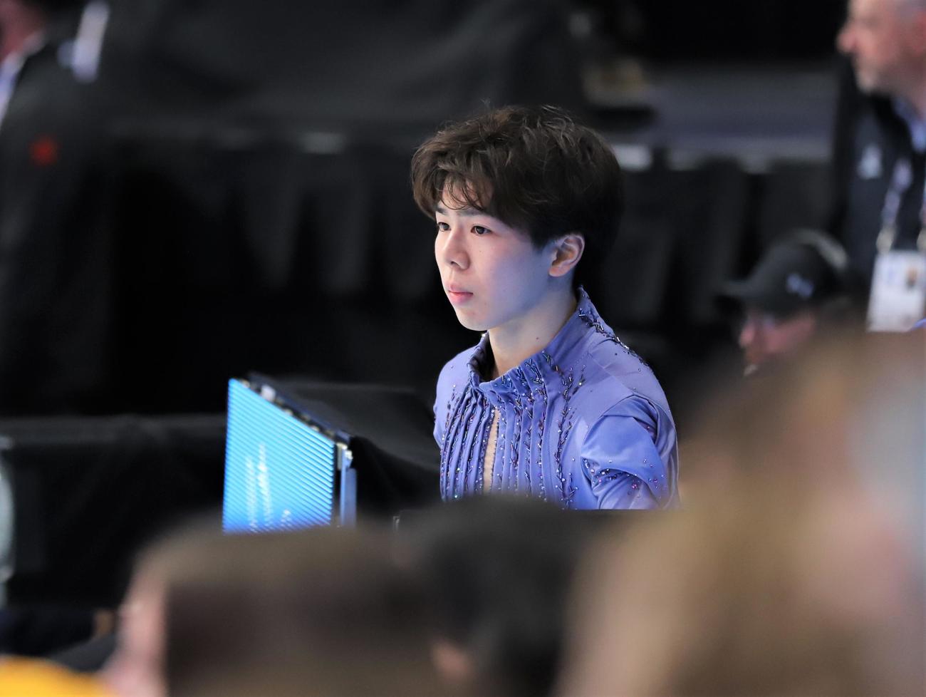 世界選手権男子SPの演技前にリンクを見つめる佐藤駿（撮影・藤塚大輔）