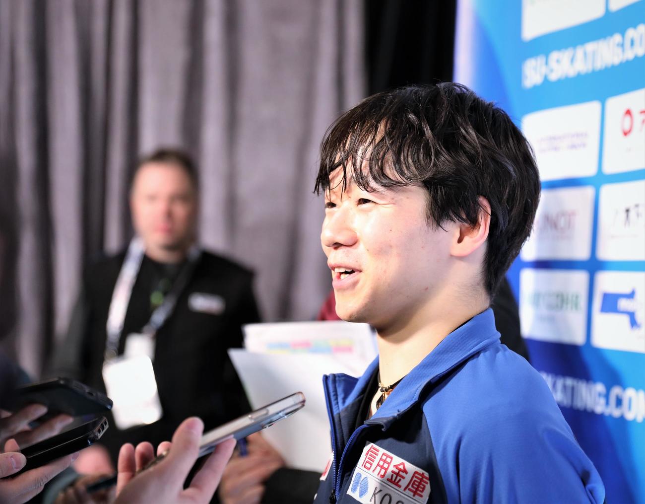 世界選手権男子SP後に取材に応じる鍵山優真（撮影・藤塚大輔）