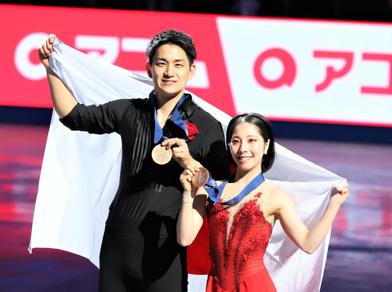 世界選手権ペアで優勝した三浦璃来（右）木原龍一組（撮影・藤塚大輔）