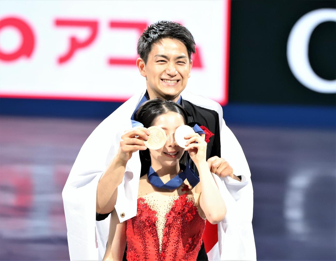 世界選手権ペアで優勝した三浦璃来（手前）木原龍一組（撮影・藤塚大輔）