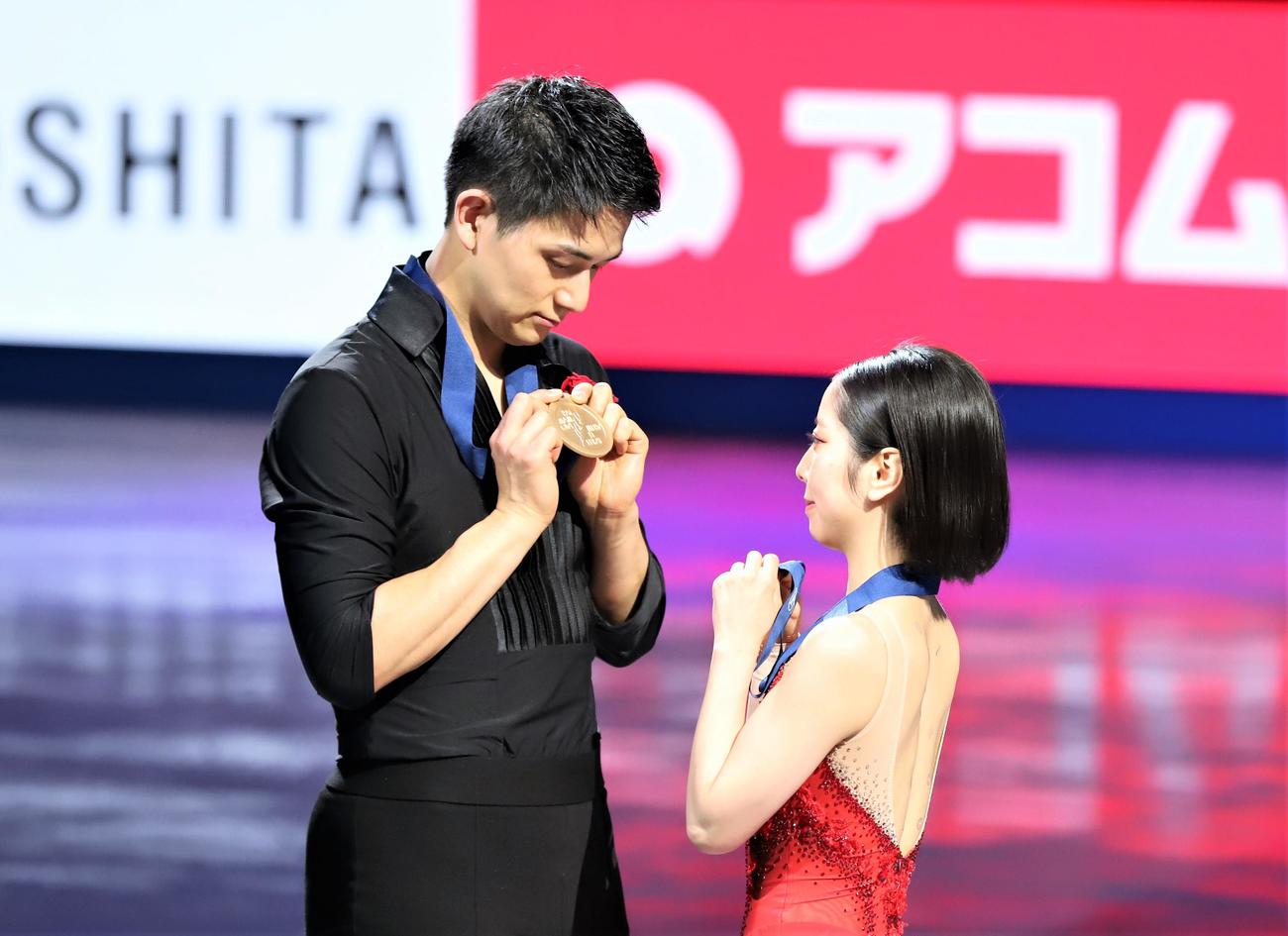 世界選手権ペアで優勝した三浦璃来（右）木原龍一組（撮影・藤塚大輔）