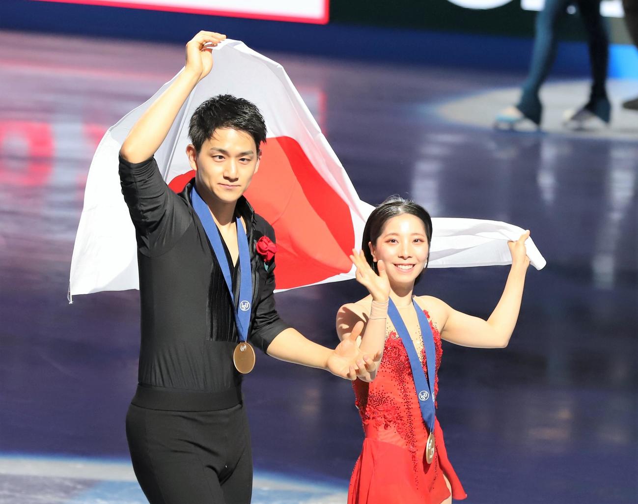 世界選手権ペアで優勝した三浦璃来（右）木原龍一組（撮影・藤塚大輔）