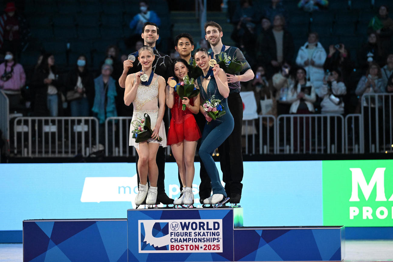 世界選手権ペアで優勝した三浦璃来、木原龍一組は2位と3位のペアとともに笑顔（ロイター）