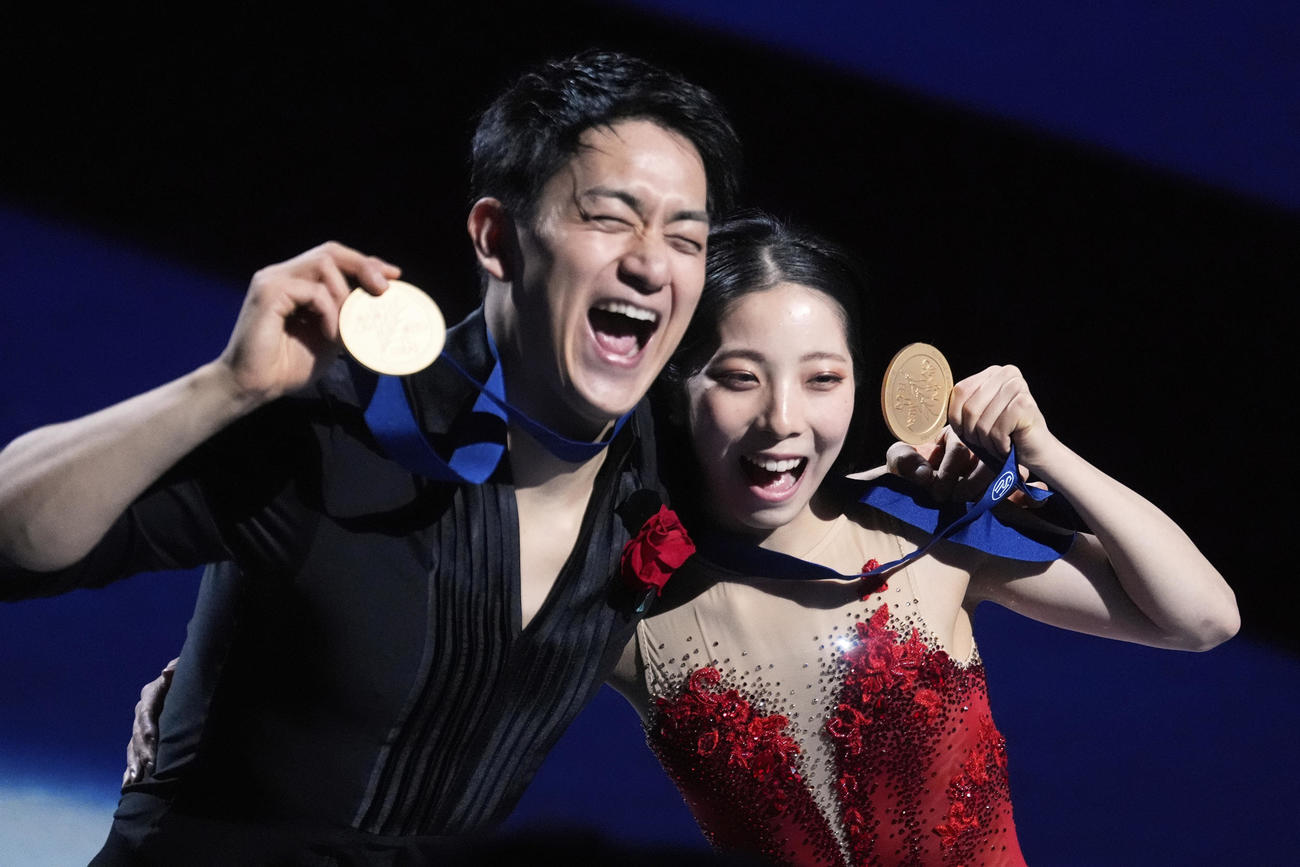世界選手権ペアで優勝した三浦璃来（右）木原龍一組（AP）