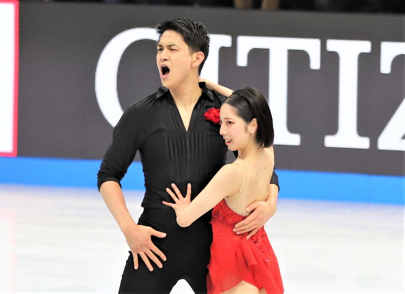 ペアフリーで演技を披露する三浦璃来（右）木原龍一組（撮影・藤塚大輔）