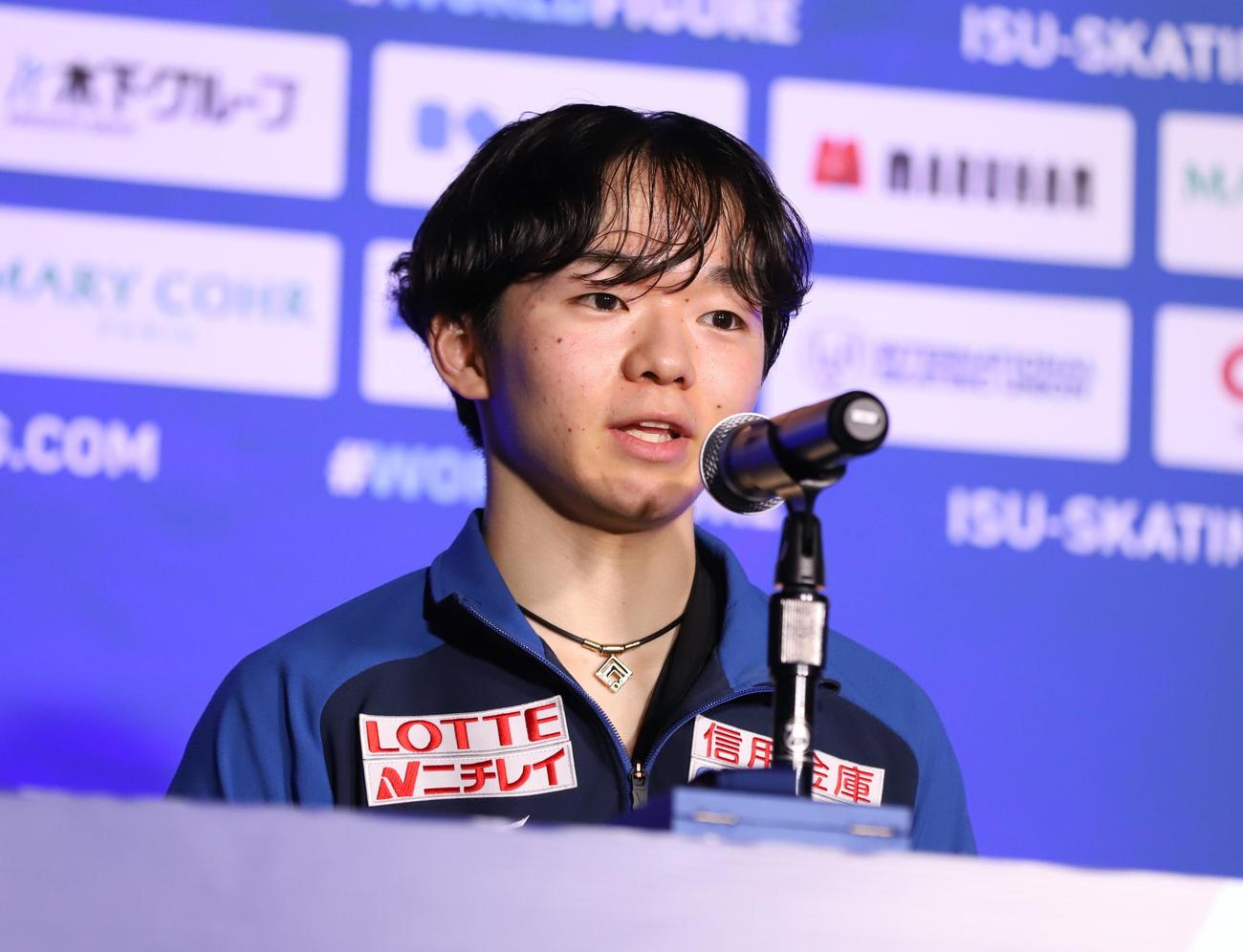 世界選手権男子SP上位3人による会見で質問に答える鍵山優真（撮影・藤塚大輔）