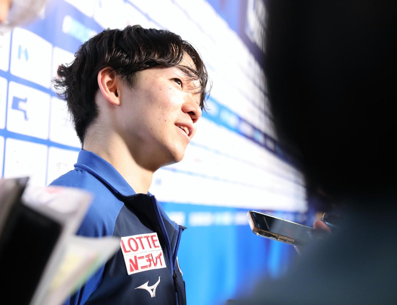 世界選手権男子SP後に取材に応じる鍵山優真（撮影・藤塚大輔）