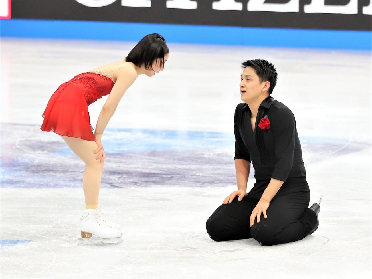ペアフリーで演技を終えて座り込む木原龍一（右）三浦璃来組（撮影・藤塚大輔）