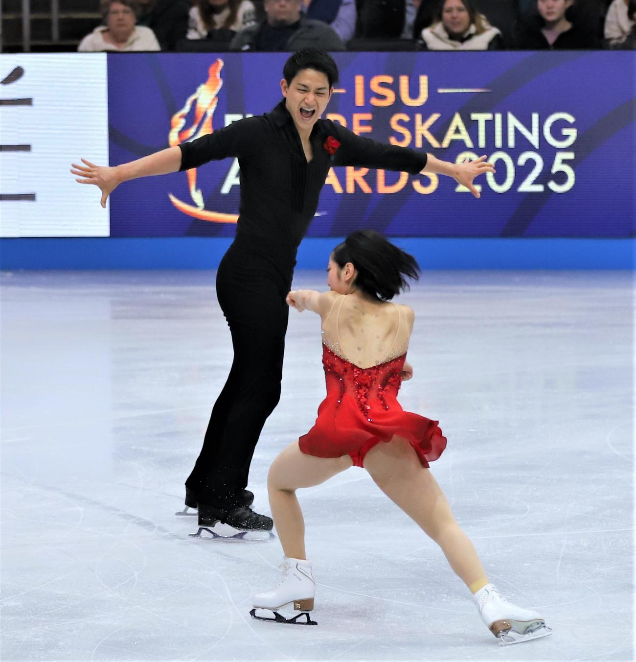世界選手権ペアフリーで演技を披露する木原龍一（奥）三浦璃来組（撮影・藤塚大輔）