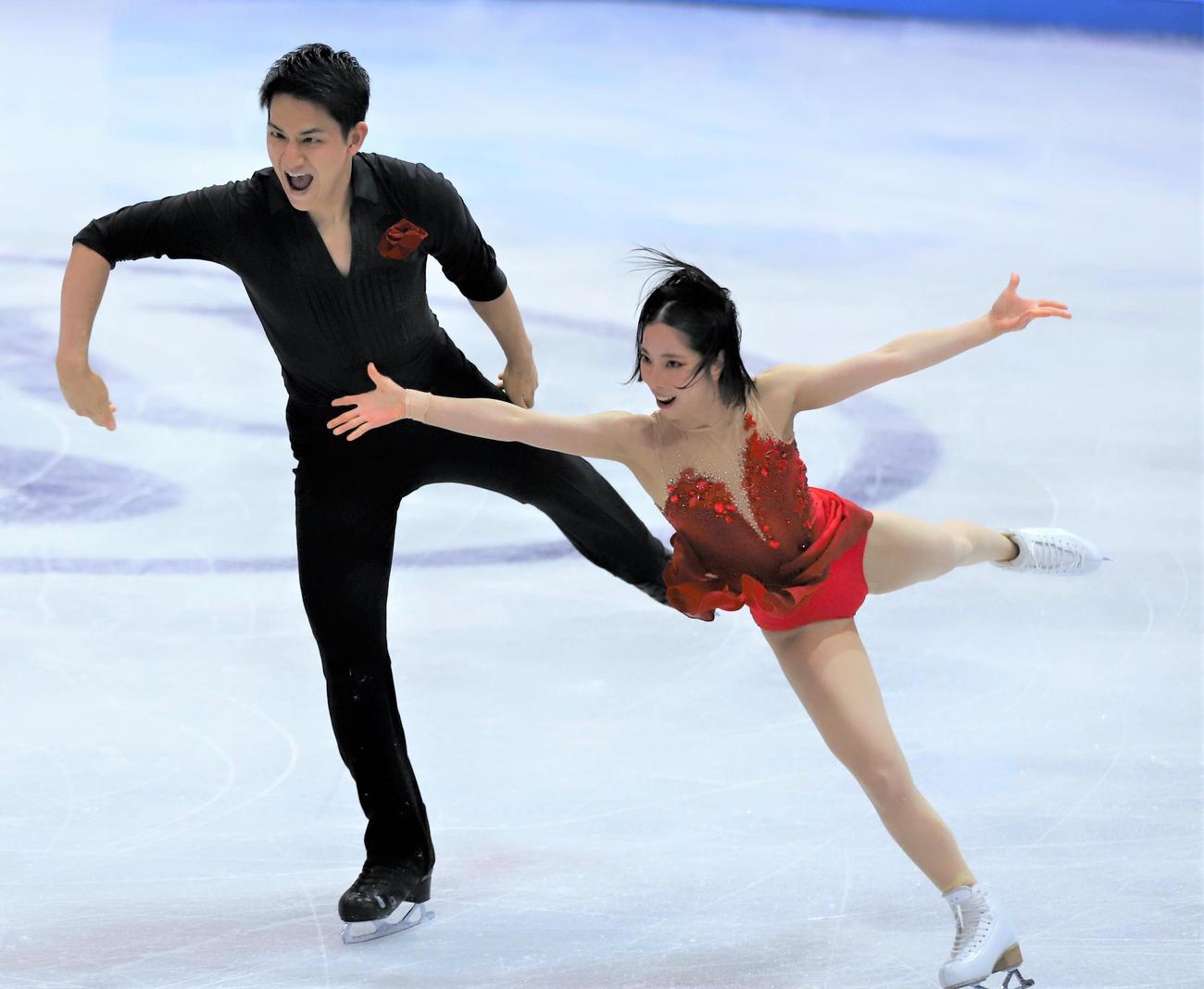 世界選手権ペアフリーで演技を披露する三浦璃来（右）木原龍一組（撮影・藤塚大輔）