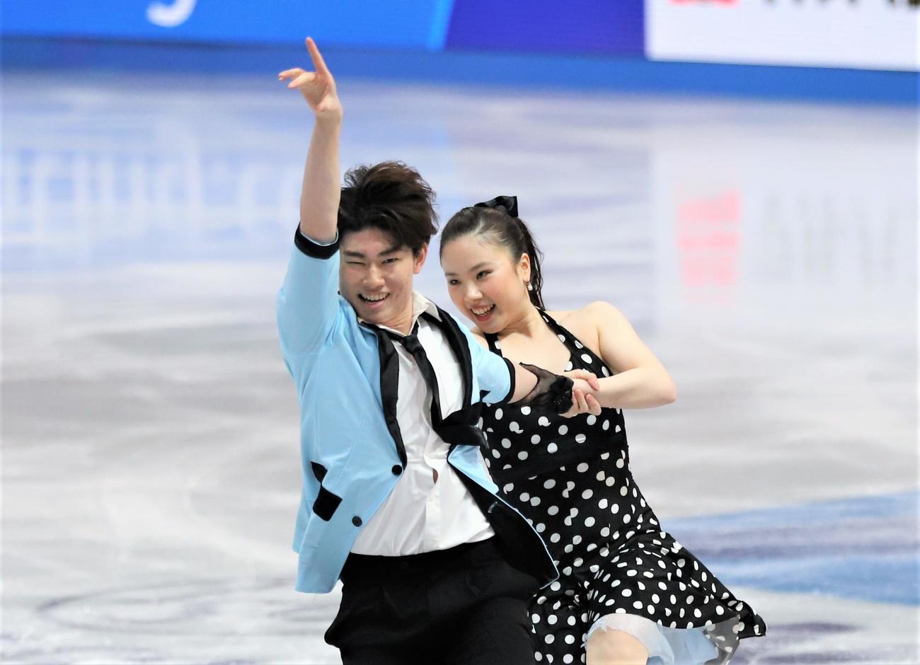 世界選手権アイスダンスRDで演技を披露する森田真沙也（左）吉田唄菜組（撮影・藤塚大輔）