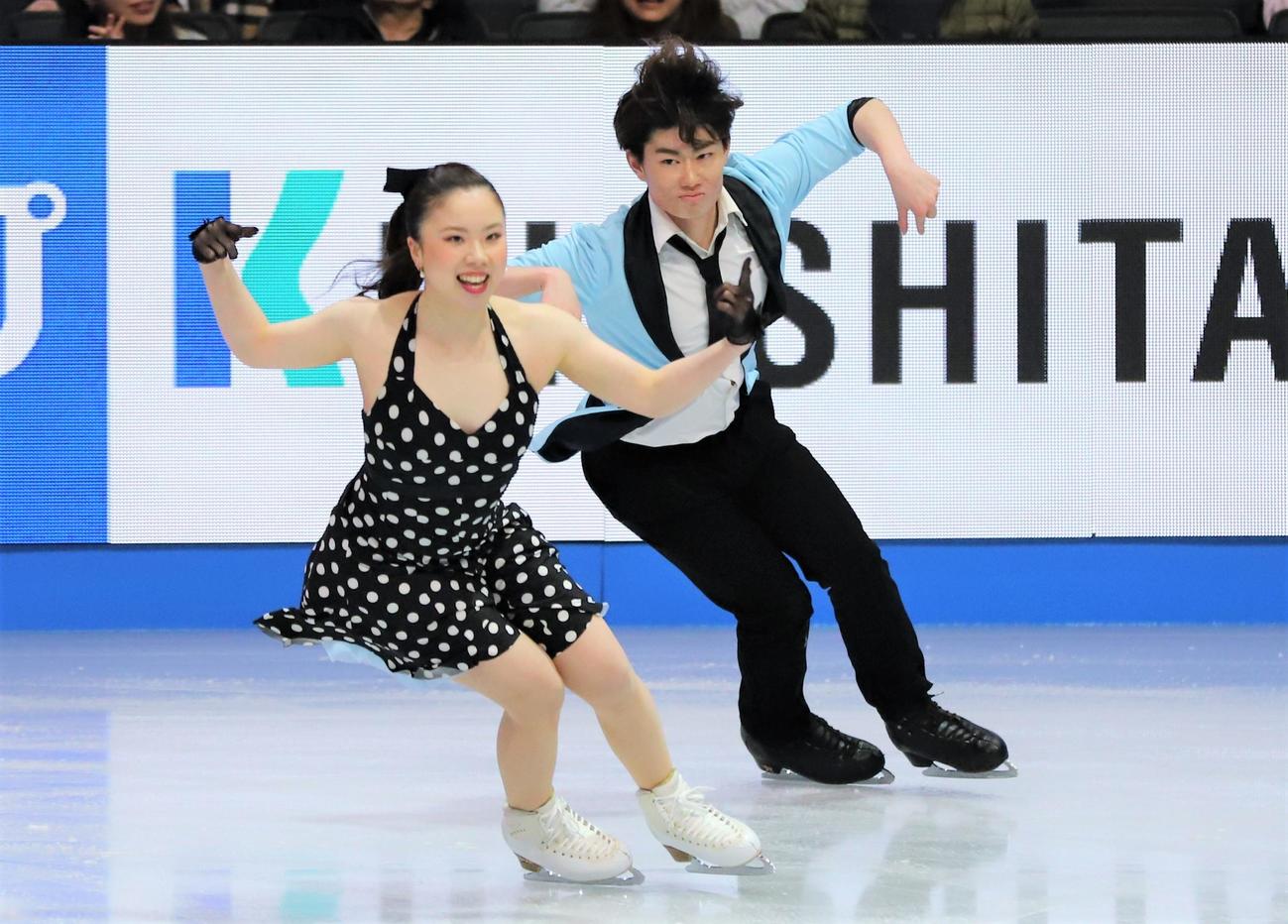 世界選手権アイスダンスRDで演技を披露する吉田唄菜（左）森田真沙也組（撮影・藤塚大輔）