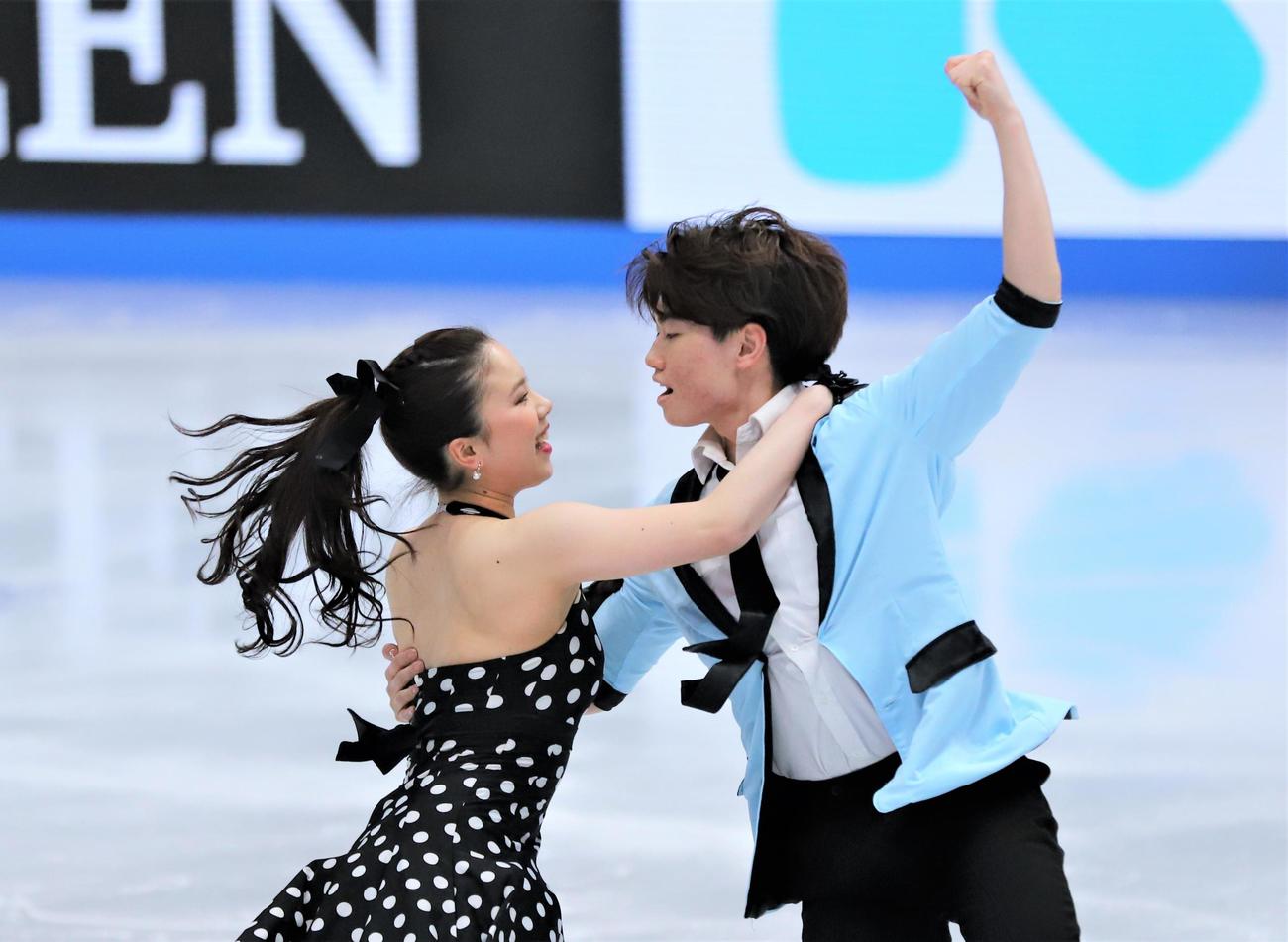 世界選手権アイスダンスRDで演技を披露する吉田唄菜（左）森田真沙也組（撮影・藤塚大輔）