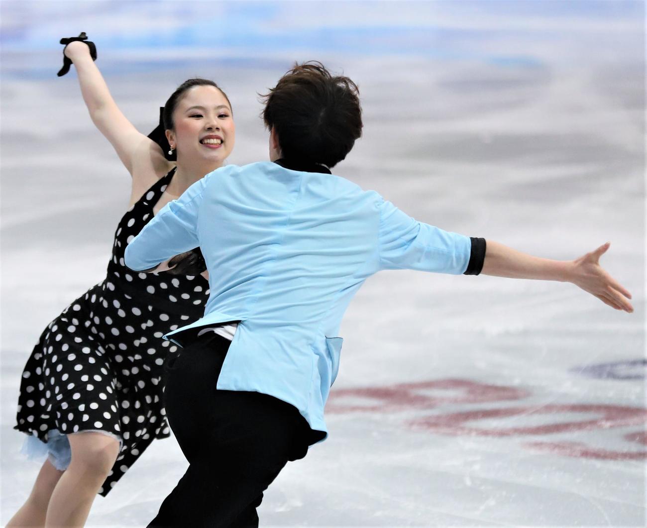 世界選手権アイスダンスRDで演技を披露する吉田唄菜（奥）森田真沙也組（撮影・藤塚大輔）