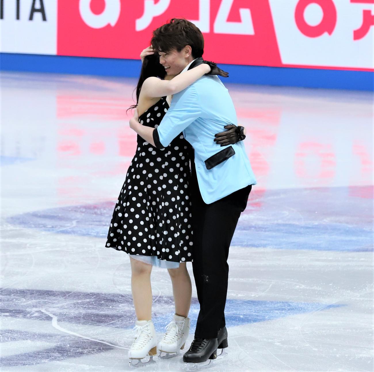 世界選手権アイスダンスRDの演技後に抱擁する吉田唄菜（左）森田真沙也組（撮影・藤塚大輔）