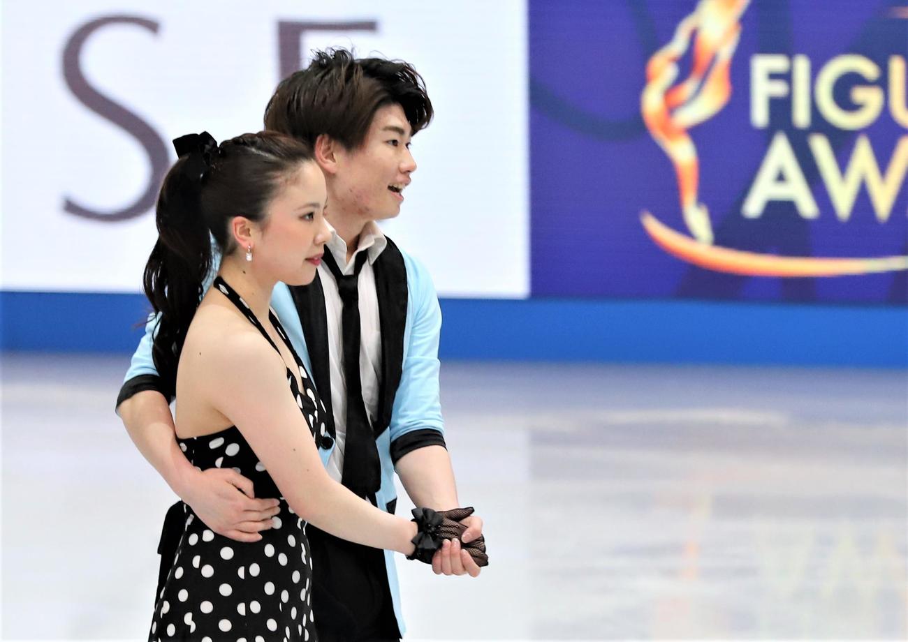 世界選手権アイスダンスRDの演技後に手を握る吉田唄菜（手前）森田真沙也組（撮影・藤塚大輔）