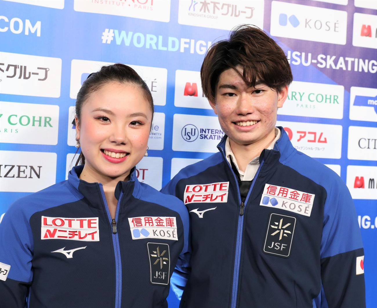 世界選手権アイスダンスRDの演技後に撮影に応じる吉田唄菜（左）森田真沙也組（撮影・藤塚大輔）