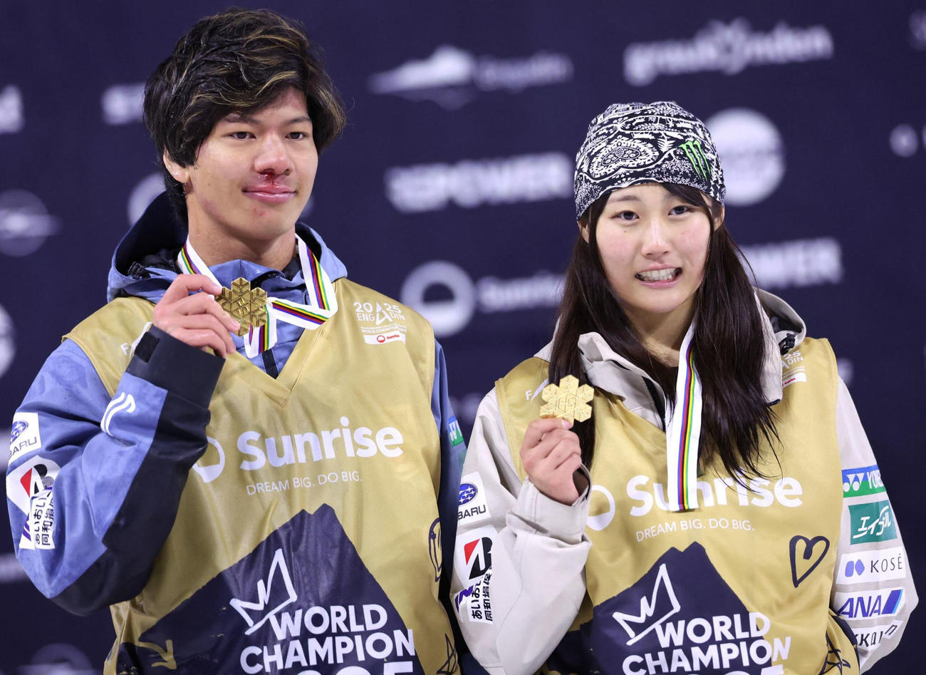 世界選手権でアベック優勝し、表彰台で喜ぶ村瀬心椛　（右）と木俣椋真（ロイター）