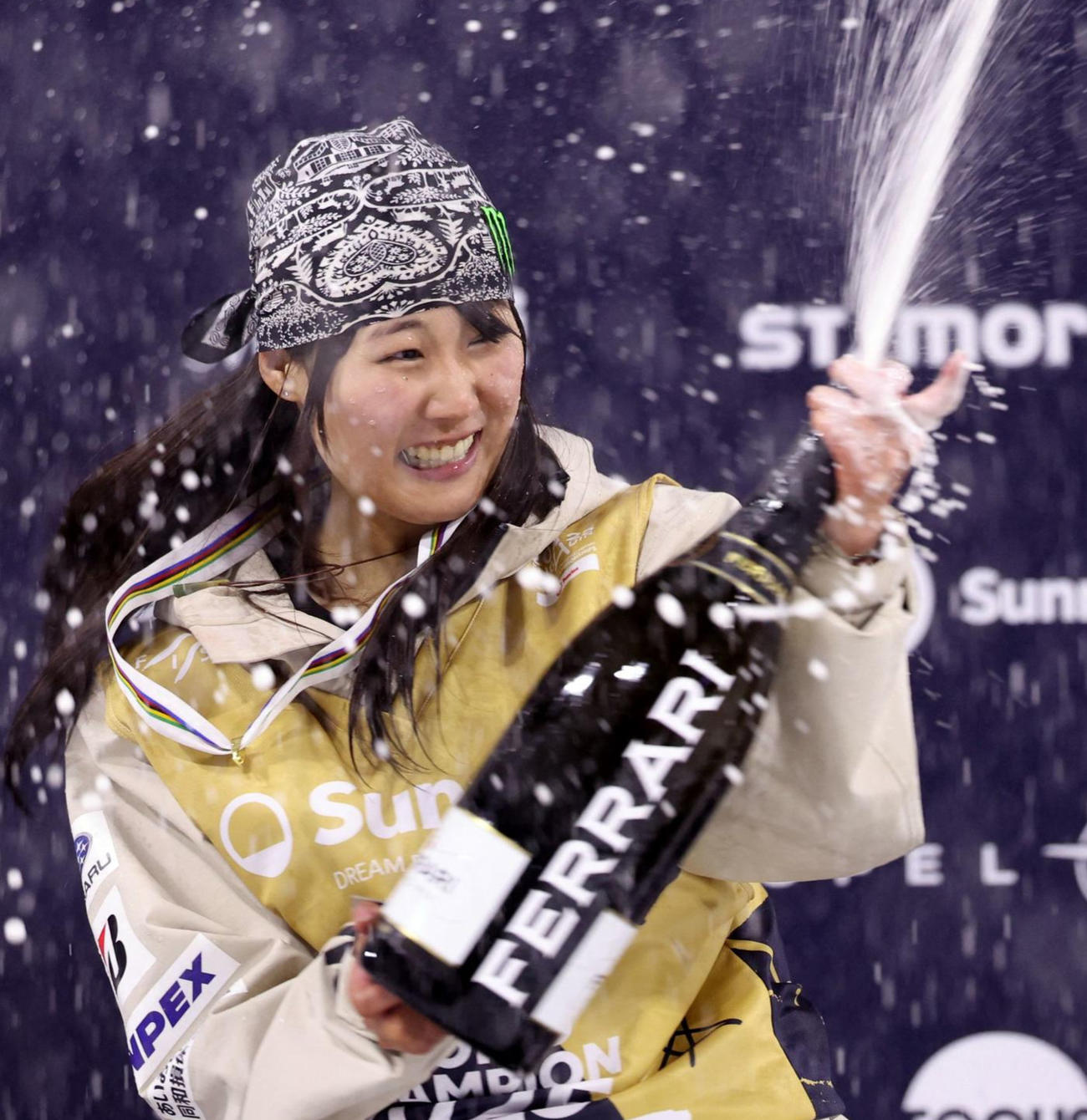 世界選手権で優勝し、ドリンクシャワーで祝福する村瀬心椛（ロイター）