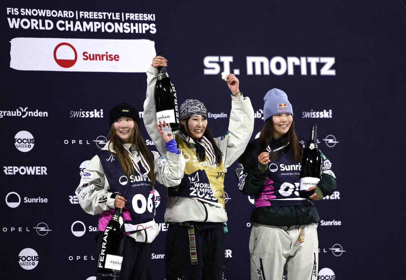 世界選手権で表彰台を独占する村瀬心椛（中央）岩渕麗楽（左）深田茉莉（ロイター）