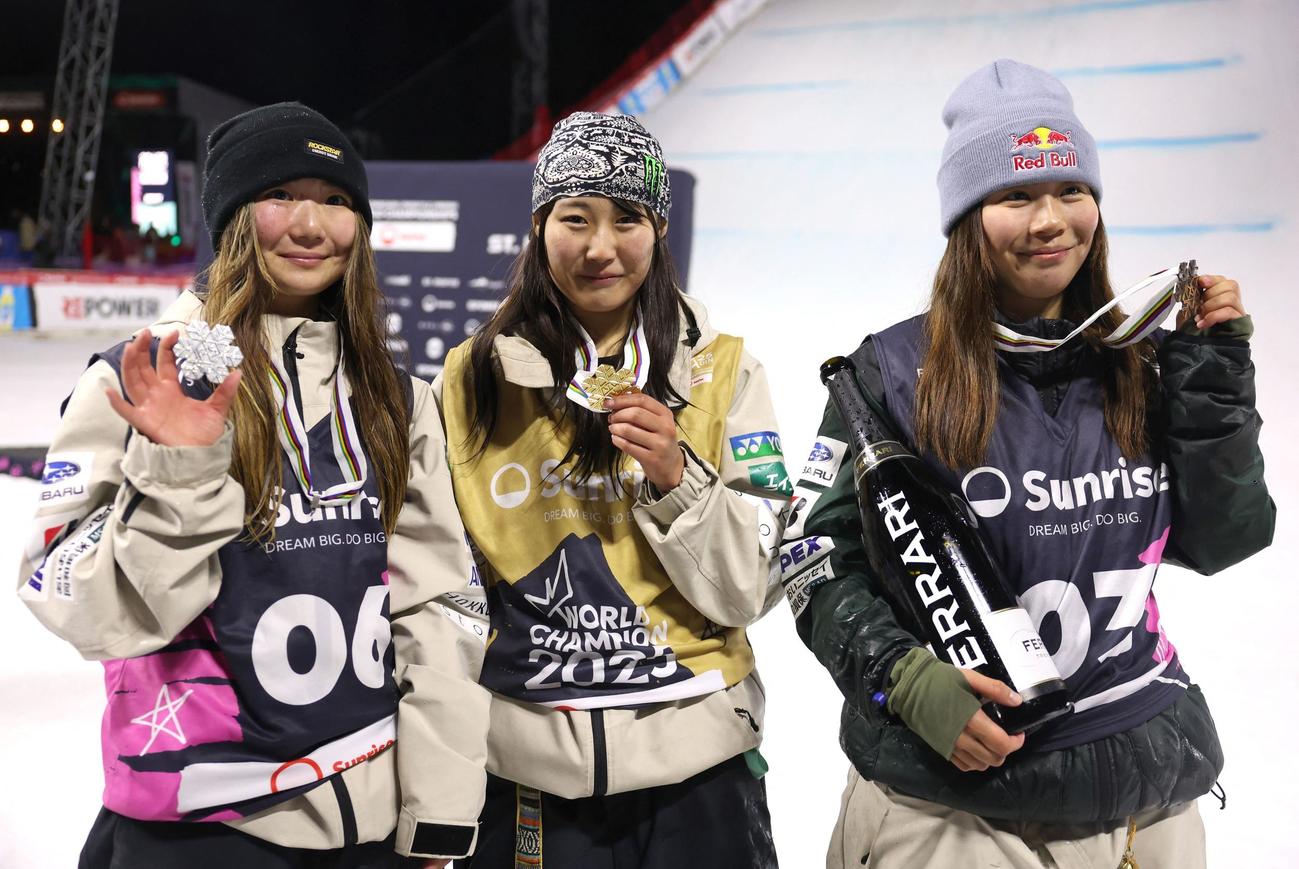 世界選手権で表彰台を独占し、喜ぶ村瀬心椛（中央）岩渕麗楽（左）深田茉莉（ロイター）