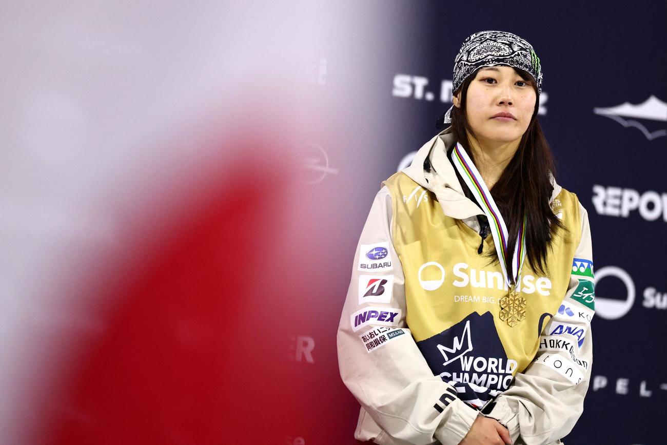 世界選手権で優勝し、表彰台に立つ村瀬心椛（ロイター）