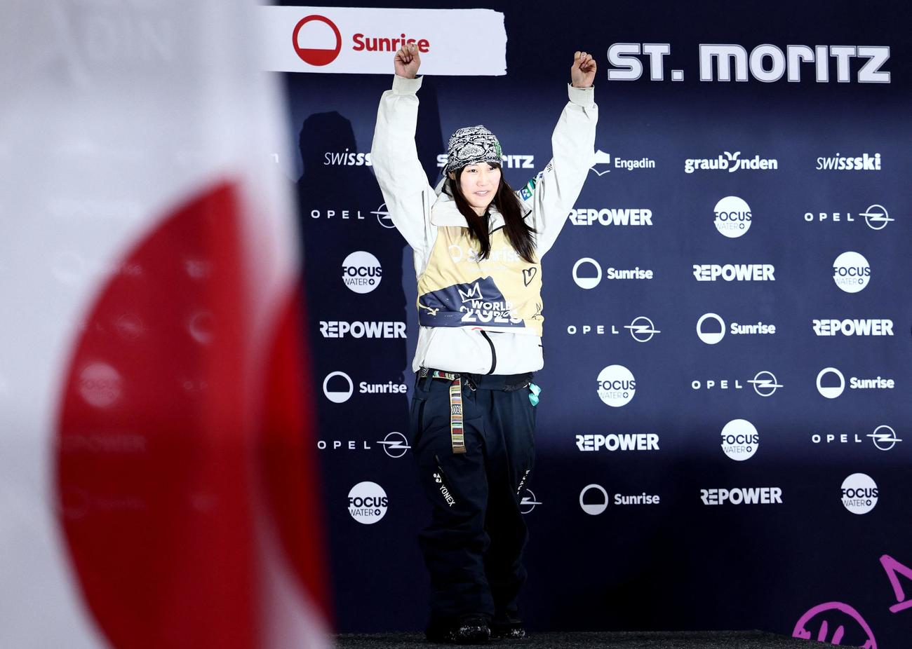 世界選手権で優勝し、表彰台に立つ村瀬心椛（ロイター）