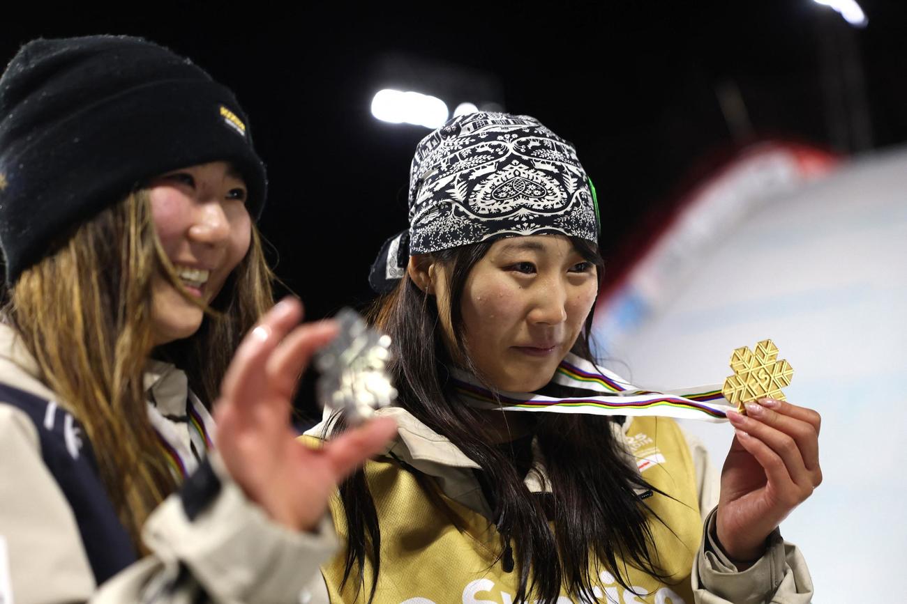 世界選手権で優勝した村瀬心椛（右）と2位に入った岩渕麗楽（ロイター）