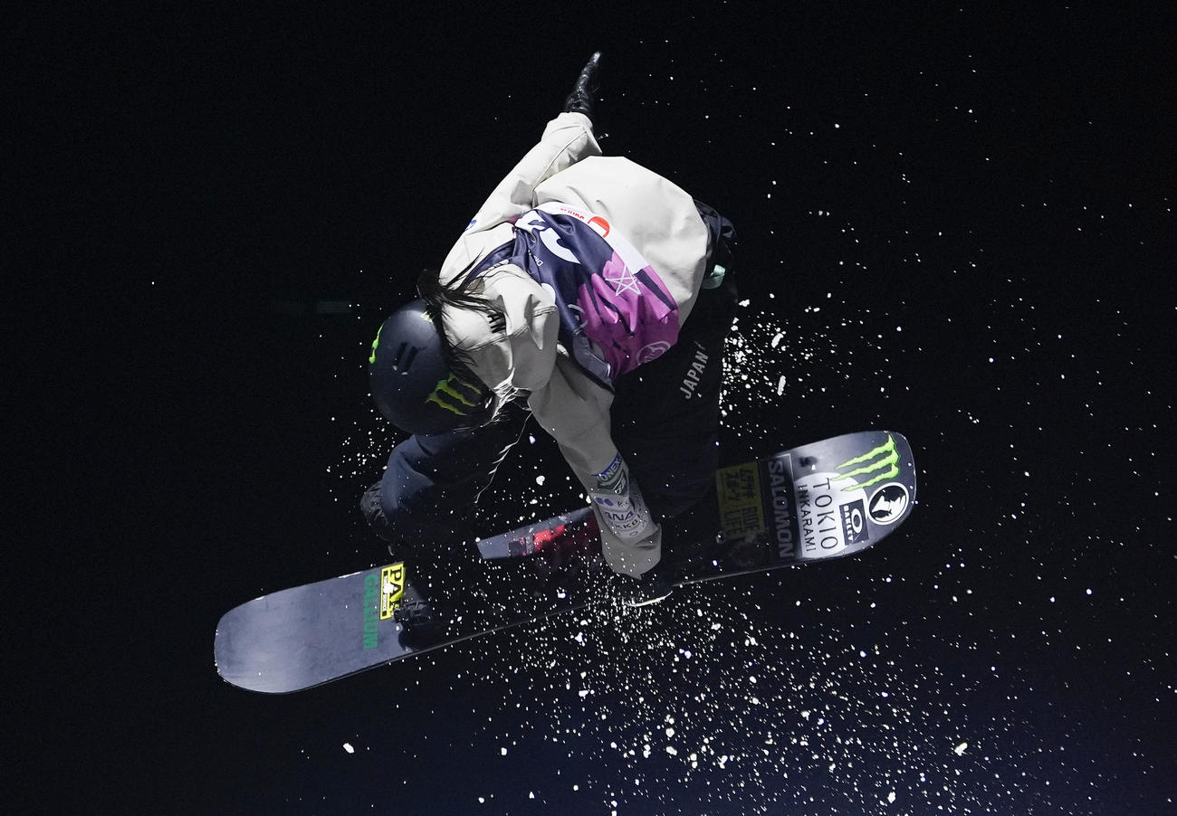 女子ビッグエア決勝1回目　ジャンプする村瀬心椛＝サンモリッツ（共同）