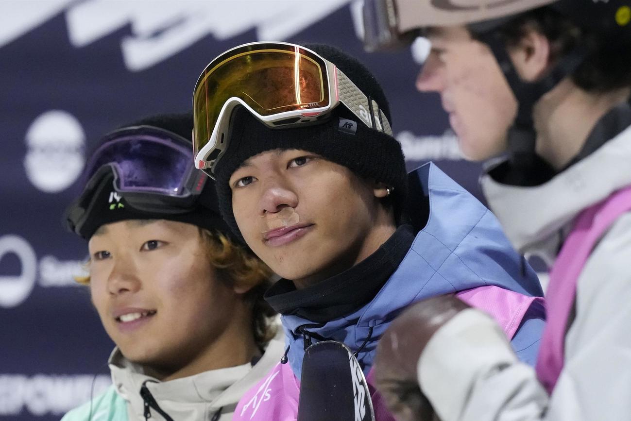 男子ビッグエアを制した木俣椋真（中央）と長谷川帝勝（左）＝サンモリッツ（共同）