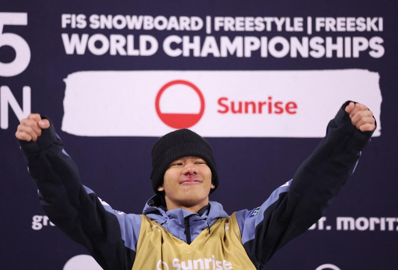 世界選手権で優勝し、表彰台で喜ぶ木俣椋真（ロイター）