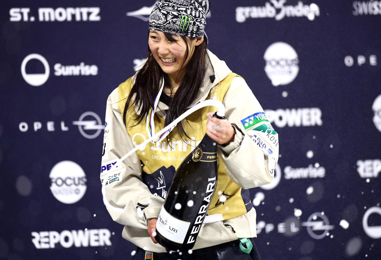 世界選手権で優勝し、ドリンクシャワーで祝福する村瀬心椛（ロイター）