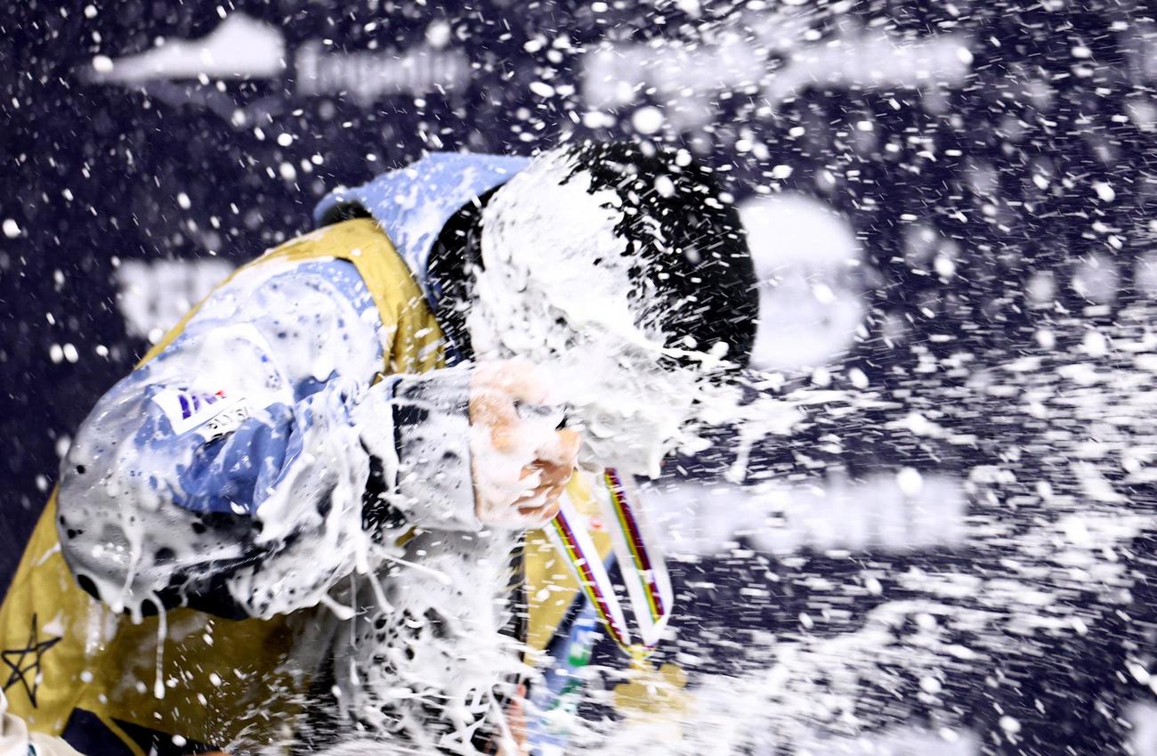 世界選手権で優勝した木俣椋真はドリンクシャワーで祝福する（ロイター）