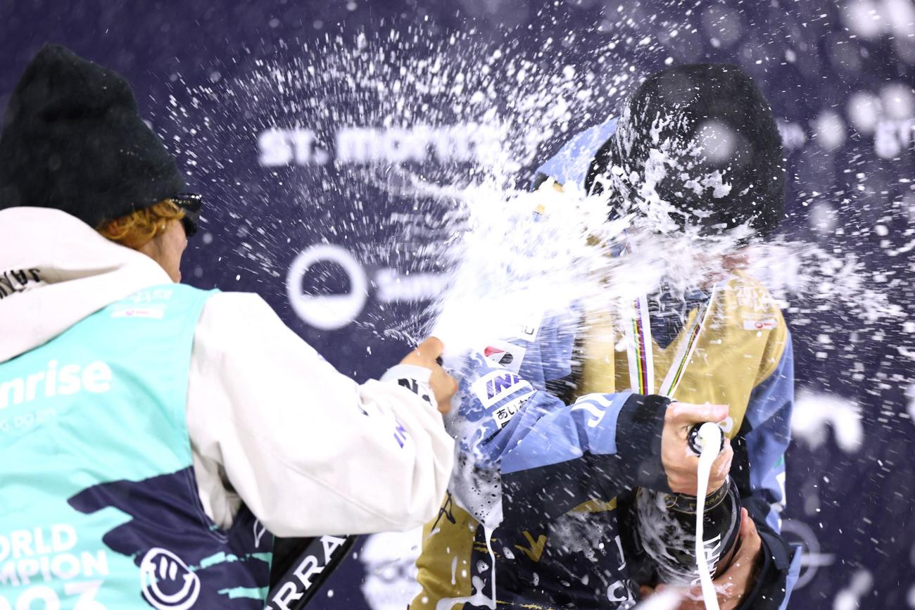 世界選手権で優勝した木俣椋真（右）と2位に入った長谷川帝勝はドリンクシャワーで祝福し合う（ロイター）