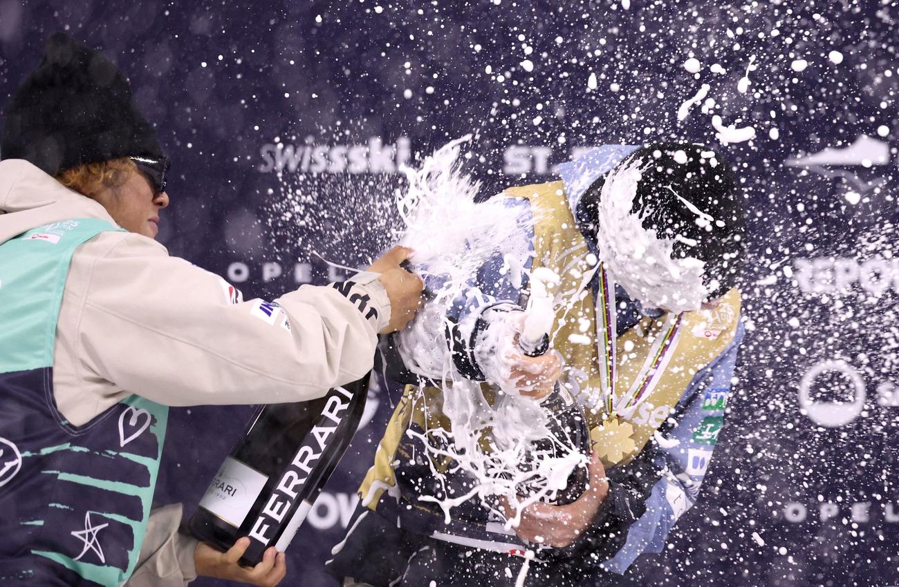 世界選手権で優勝した木俣椋真（右）と2位に入った長谷川帝勝はドリンクシャワーで祝福し合う（ロイター）