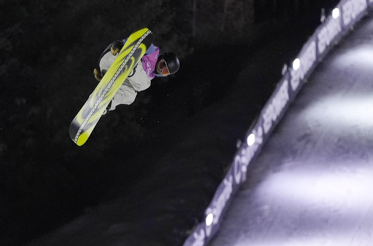 男子ビッグエア決勝3回目　ジャンプする木俣椋真＝サンモリッツ（共同）