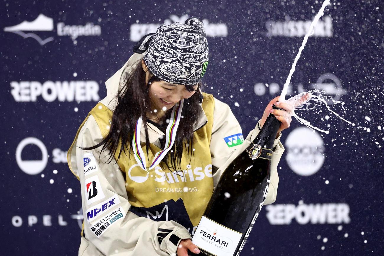 世界選手権で優勝し、ドリンクシャワーで祝福する村瀬心椛（ロイター）