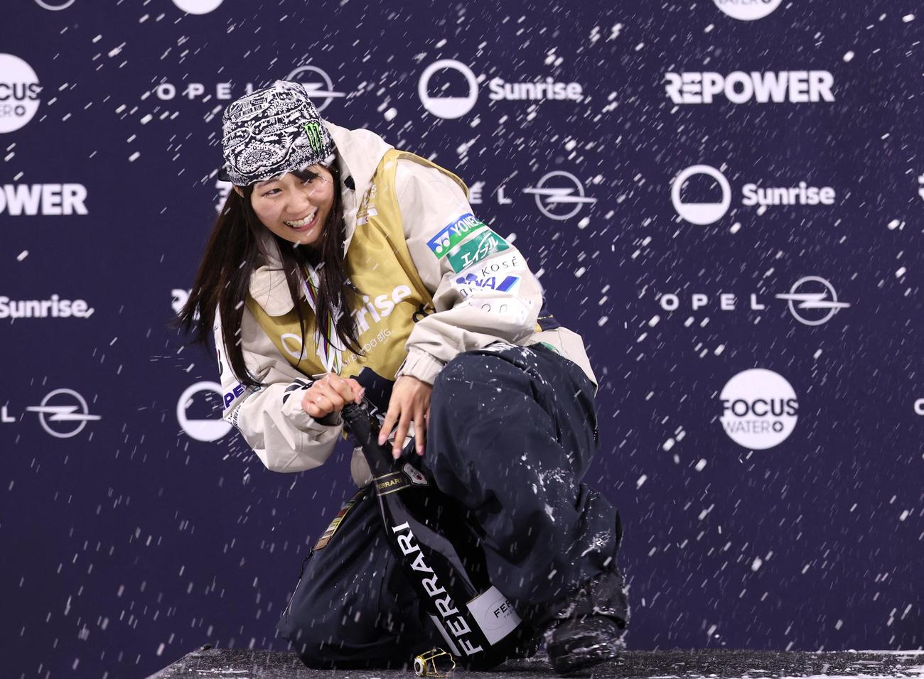 世界選手権で優勝し、ドリンクシャワーで祝福する村瀬心椛（ロイター）