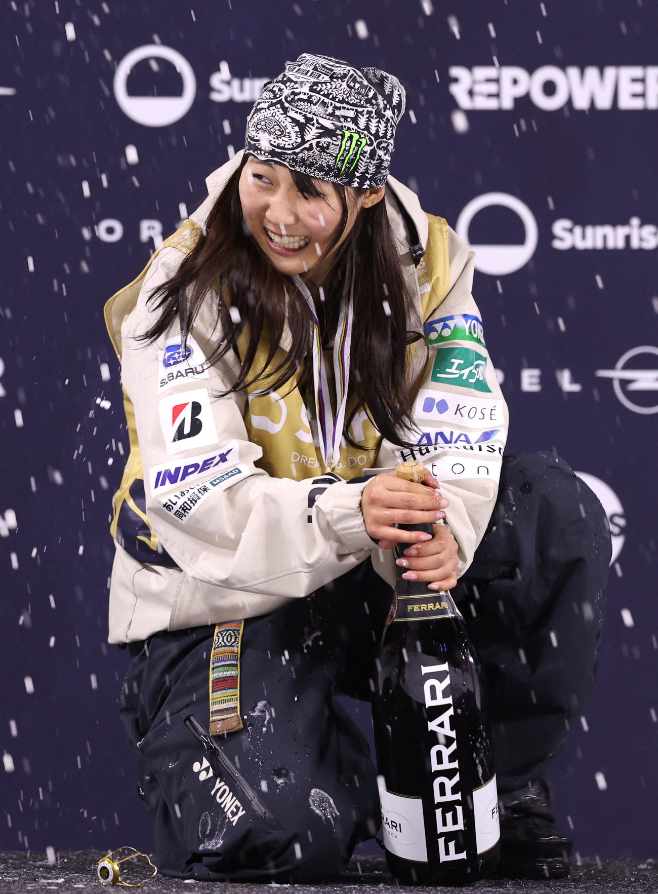 世界選手権で優勝し、ドリンクシャワーで祝福する村瀬心椛（ロイター）