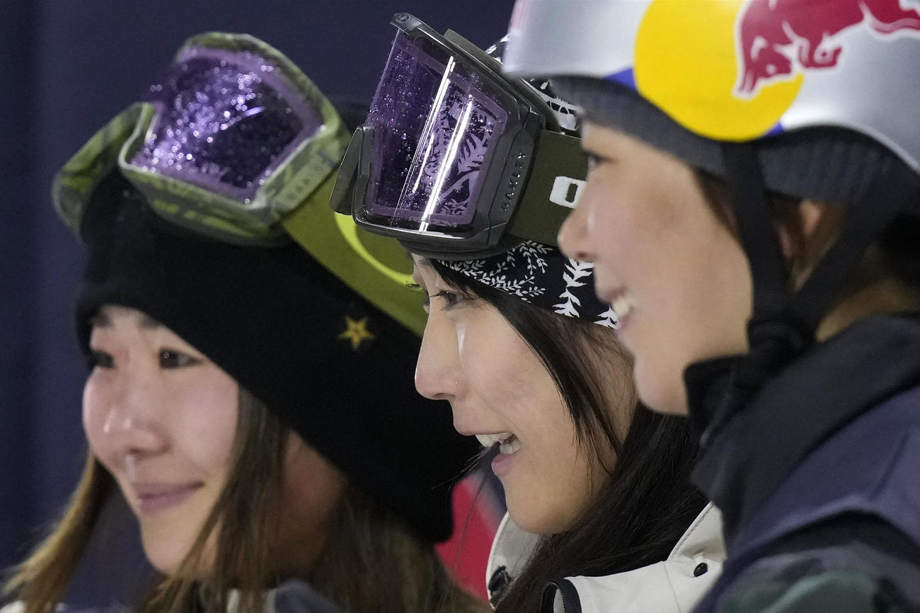笑顔で写真に納まる女子ビッグエアで優勝した村瀬心椛（中央）、岩渕麗楽（左）、深田茉莉＝サンモリッツ（共同）