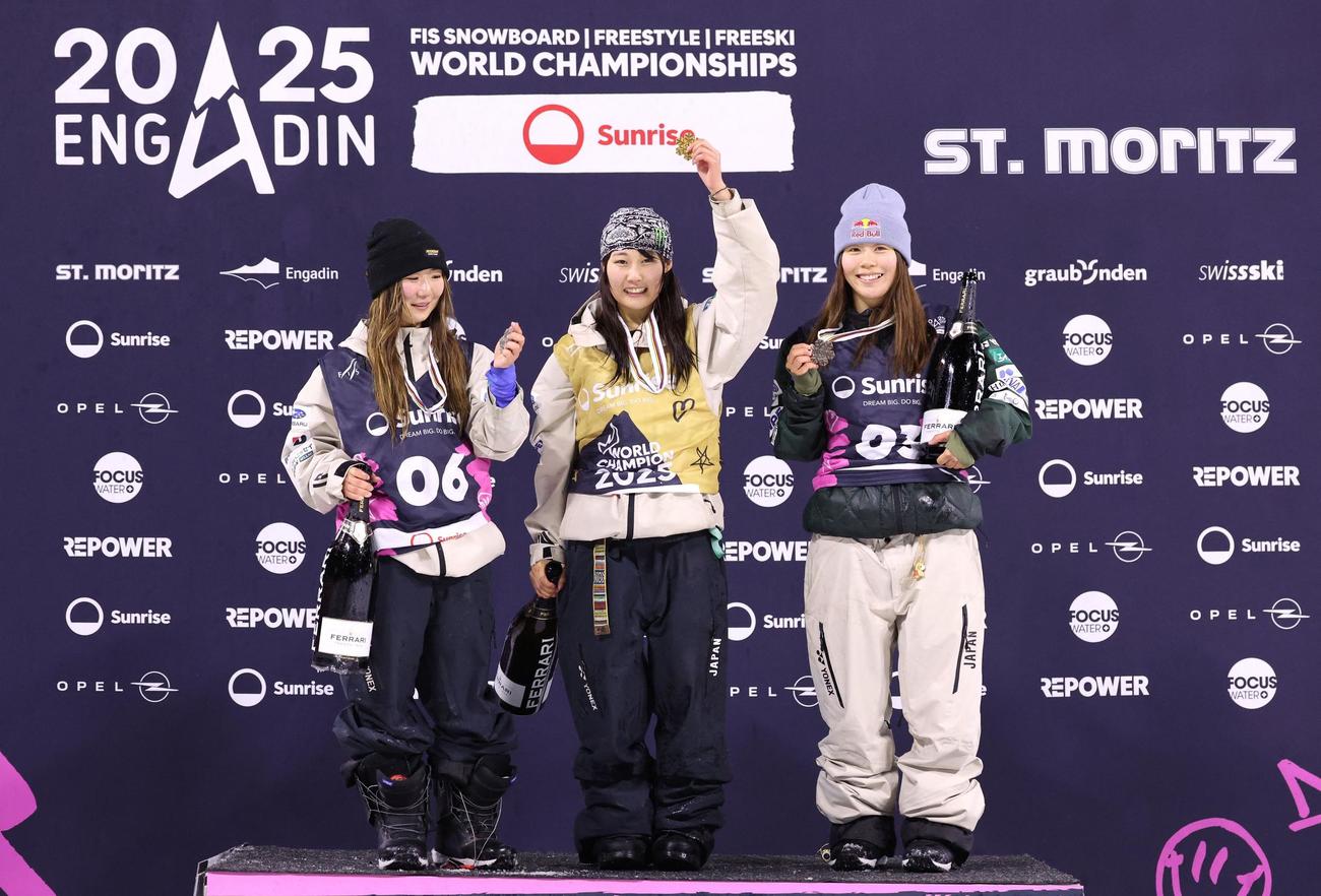 世界選手権で表彰台を独占する村瀬心椛（中央）岩渕麗楽（左）深田茉莉（ロイター）