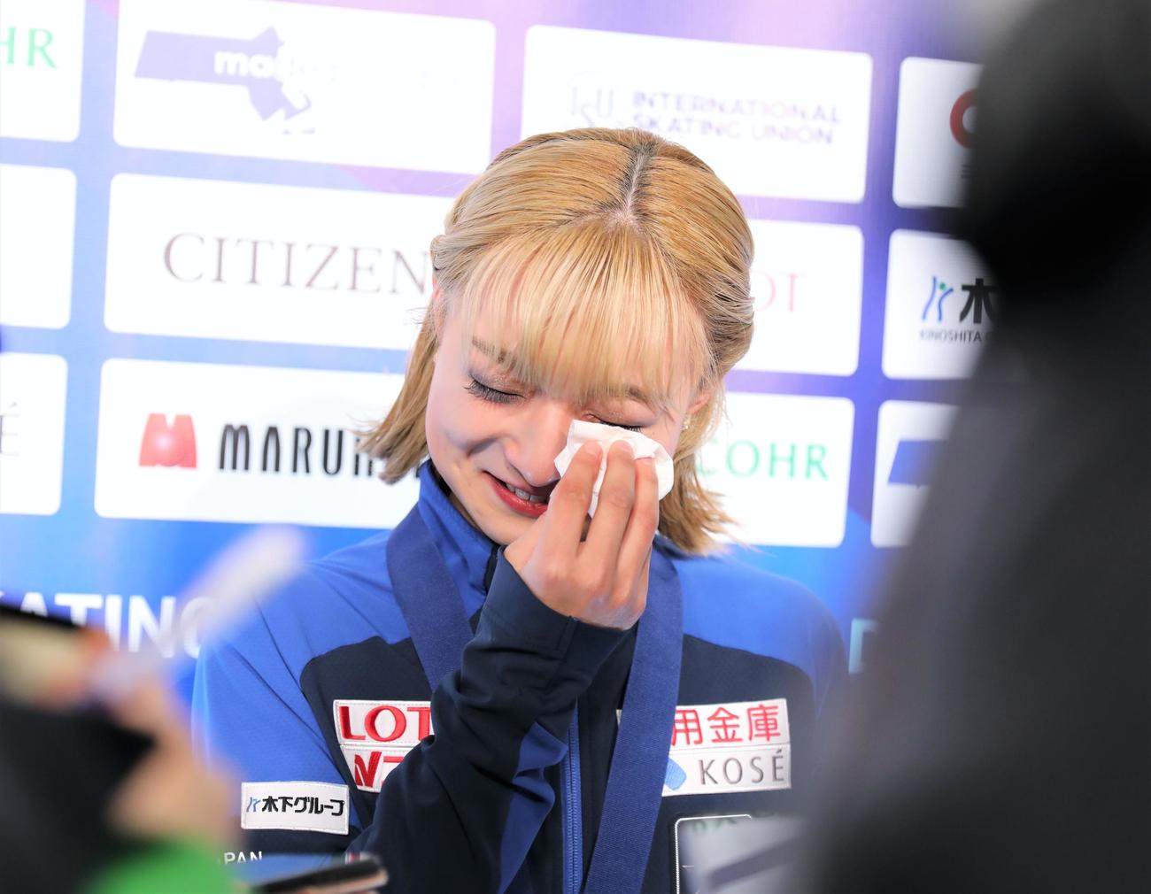 世界選手権女子フリー後の取材で涙を拭う坂本花織（撮影・藤塚大輔）