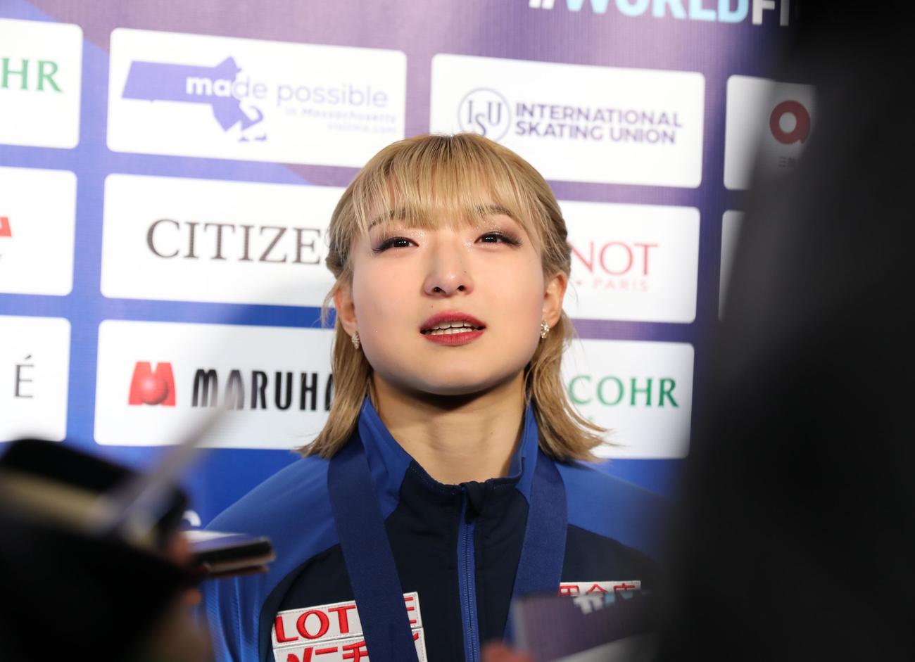 世界選手権女子フリー後の取材で涙を拭う坂本花織（撮影・藤塚大輔）