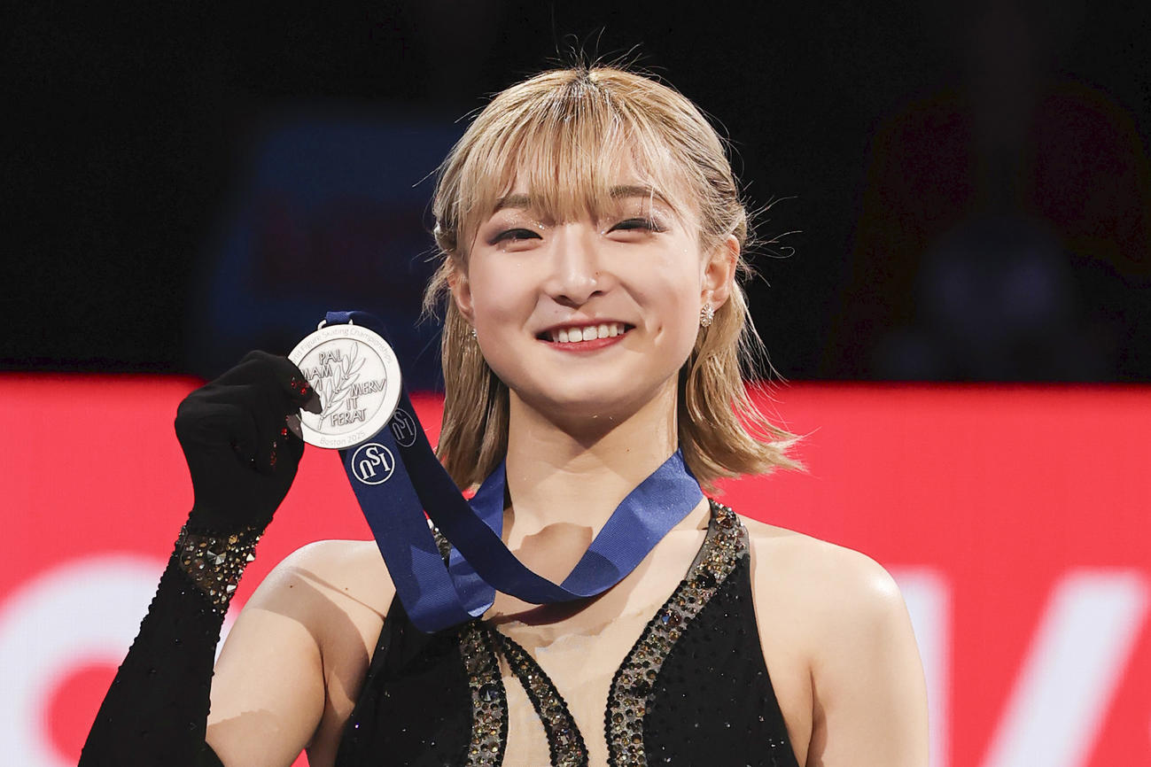 フィギュアスケート世界選手権の女子で銀メダルを獲得した坂本花織＝28日、米ボストン（共同）