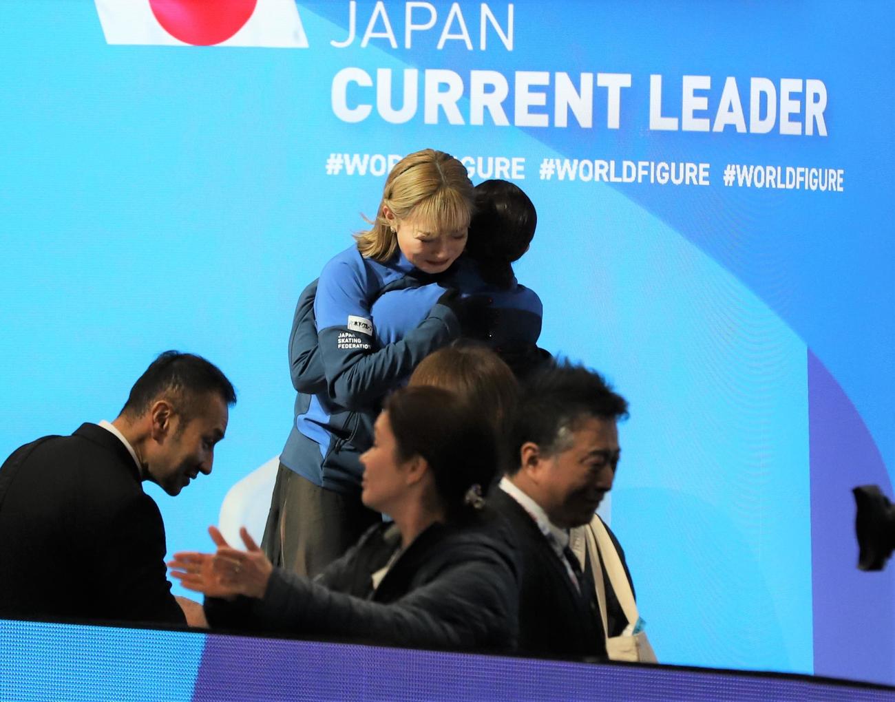世界選手権女子フリー　涙ながらに抱擁を交わす坂本花織（左）と樋口新葉（撮影・藤塚大輔）